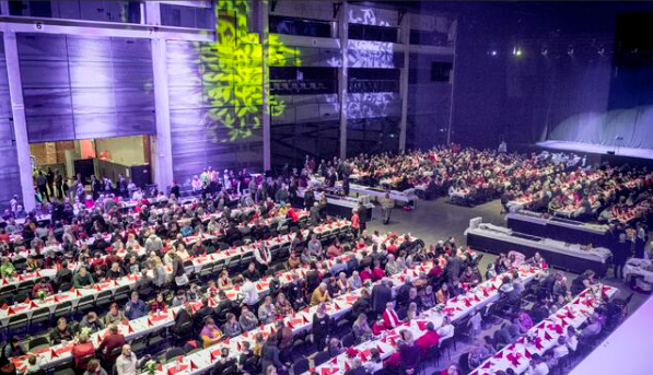 Vähävaraisten ja työttömien joulujuhla oli aina suuri vapaaehtoistyön taidonnäyte. Juhla toteutettiin aina parhaimmalla mahdollisella tavalla.