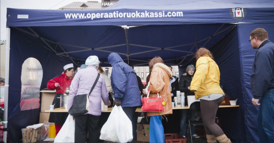Turun Kaupatorilla Köyhien itsenäisyyspäiväjuhlassa tarjoiltiin aina soppatykissä ruokaa ja kahvia sekä nisua